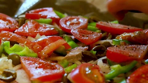 The process of sprinkling peppers on the pizza. Vidéo 164717981