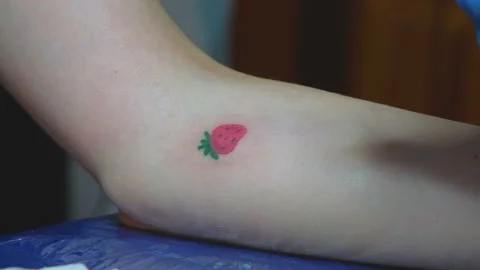 The process of stuffing a tattoo close-up. Hand poke tattoo close-up. Stuffing a Stock-Footage 211117537