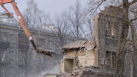 Process of tear down facade an old house with a machine with mechanical claw Stock Footage 153102433