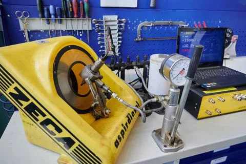 Process of testing a diesel common rail injector on a ZECA aspirdiesel at high Stock Photos