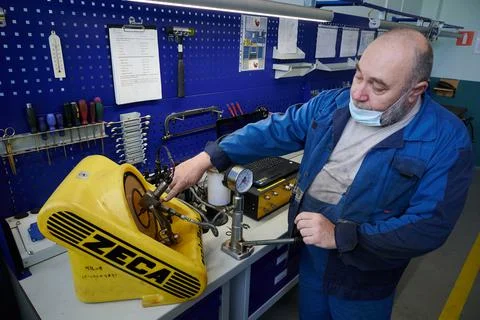 Process of testing a diesel common rail injector on a ZECA aspirdiesel at high Stock Photos