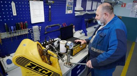 Process of testing a diesel common rail injector on a ZECA aspirdiesel at high Foto stock