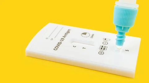 Process of testing with rapid antigen test kit for viral disease COVID-19 on  Foto stock