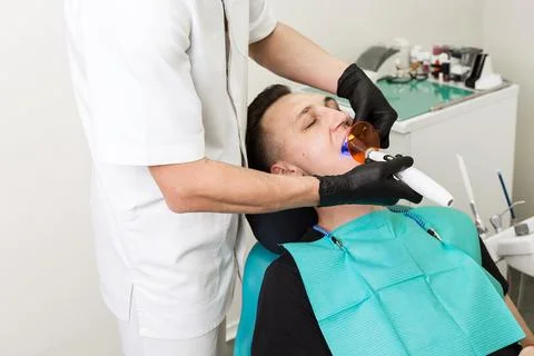 Process treating tooth, fillings polymerization Stockfoto's