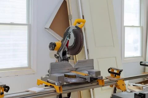 Process for under construction of circular saw sharp rotary blade wood work e Fotos Stock