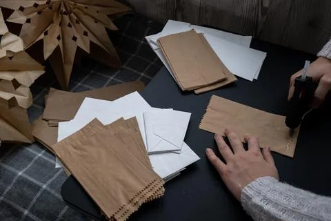 Process of using hot glue preparing for Christmas star and New Year eve. 3D 스톡 사진