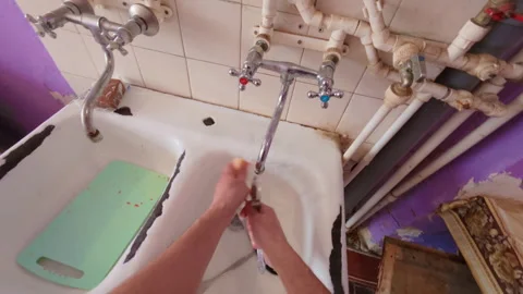 The process of washing dirty plates, spoons and forks in the sink. Vídeos de archivo 332286757