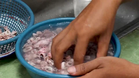 The process of washing squid meat to make fried chili sauce. Stock Footage 275322196