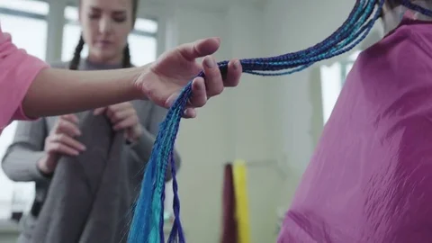 The process of weaving African braid with the use of kanekalon. Vidéo 76577845