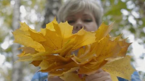 The process of weaving a wreath of maple leaves Stock Footage 55302851
