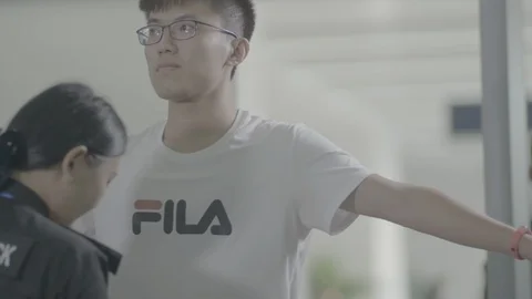 The process by which subway security personnel check passengers 스톡 동영상 125518079