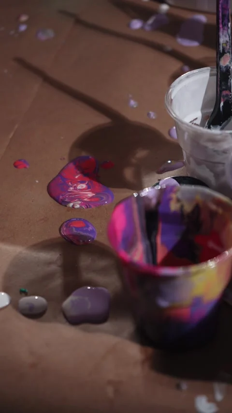 The process of working in an art studio Видео 228681256