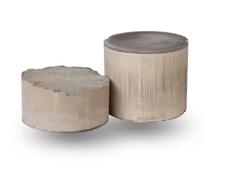 Processing and acceptance of non-ferrous metals. Two round and oval ceramic c Foto stock