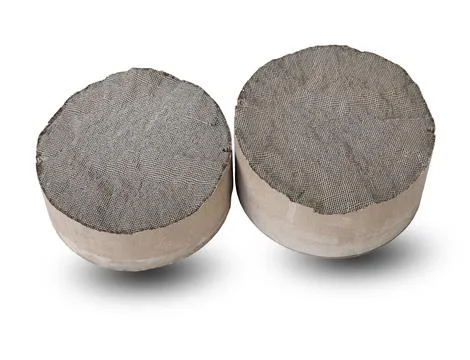 Processing and acceptance of non-ferrous metals. Two round and oval ceramic c Foto stock