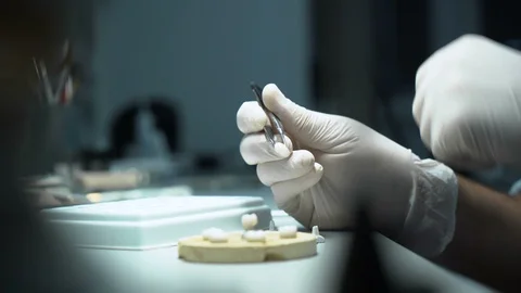 Processing and correction of the dental crown. laboratory Vidéo 117571111
