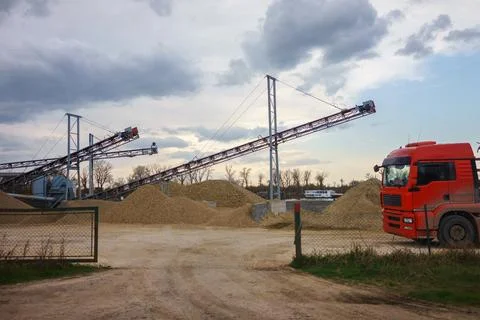 Processing and transportation of stone for roads Stock-Fotos