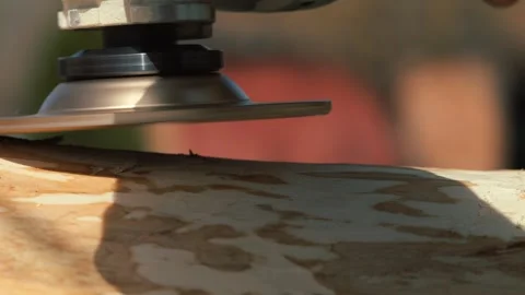 Processing of the ash trunk with a grinding wheel. Sawdust flies in different Vídeo Stock 328869027