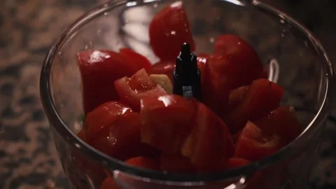 Processing chopped tomatoes for spanish gazpacho. 動画素材 345664390