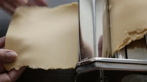 Processing dough in pasta machine 動画素材 77727980