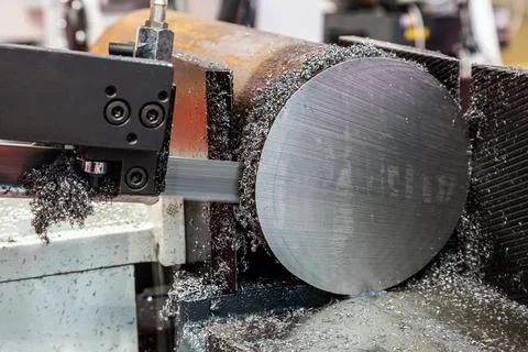 Processing of a part on a band saw machine. designed for cutting almost all base 스톡 사진