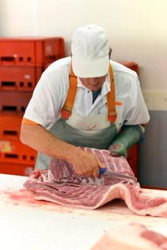 Processing of pig carcasses in a slaughterhouse 库存照片