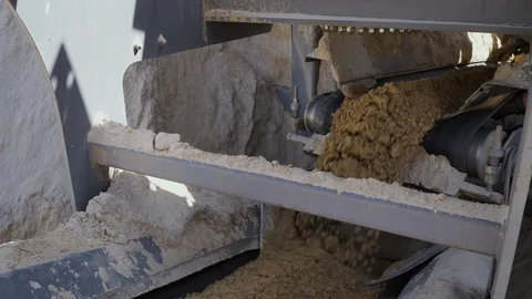 Processing of sand and ground. Machines working and conveyor line transporting Vídeo Stock 101031124