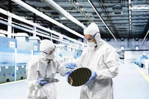Processing silicon wafer, automation and multiethnic men Foto stock