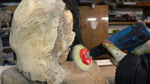 Processing wood with a sander in a carpenter's workshop Foto stock