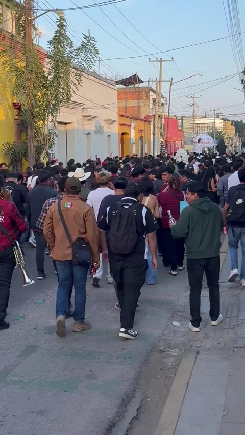 Procession down the street in Oaxaca, Mexico 库存影片 332867654