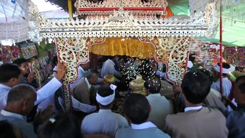 Procession of gold leaf covered Buddha statues,  Phaung Daw Oo festival Stock Footage 123577515