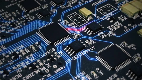 The processor chip on the printed circuit board turns on and sends digital data Vidéo 163190077