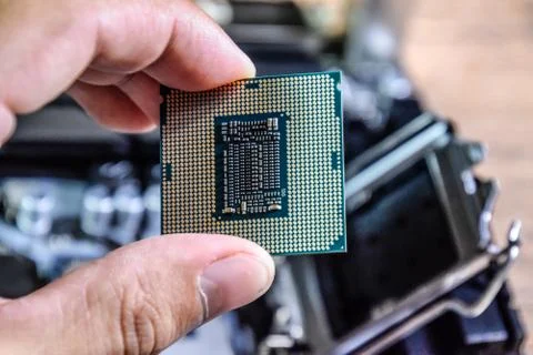 The processor is a desktop computer in hand. Inspect the CPU contacts before Foto stock
