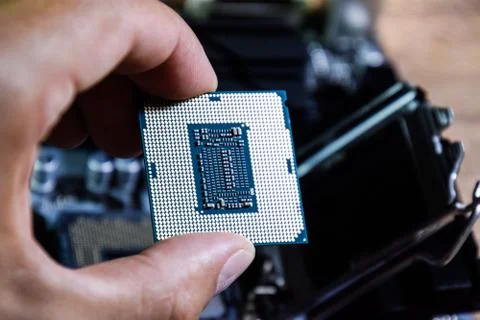 The processor is a desktop computer in hand. Inspect the CPU contacts before 스톡 사진
