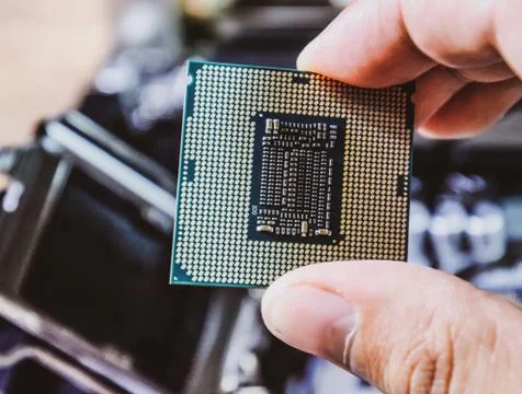 The processor is a desktop computer in hand. Inspect the CPU contacts before  스톡 사진
