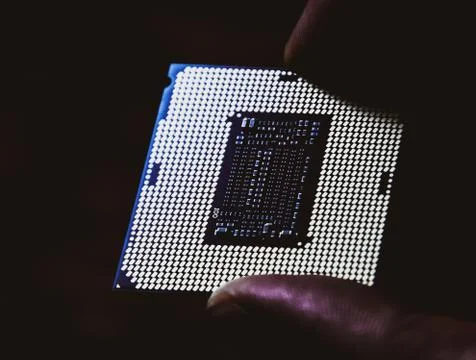 The processor is a desktop computer in hand. Inspect the CPU contacts before  Foto stock