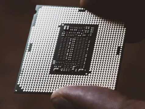 The processor is a desktop computer in hand. Inspect the CPU contacts before  Foto stock