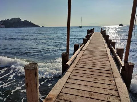 Procida - Punta dei Monaci dal pontile sulla Spiaggia della Chiaia Stock Photos