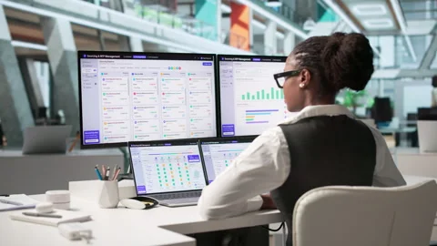 Procurement Manager Analyzing Vendor Bids On Laptop Vidéo 345314642