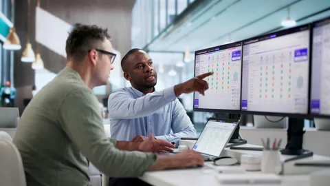 Procurement Manager And Analyst Review Vendor Proposals On Laptop Vidéo 345311887