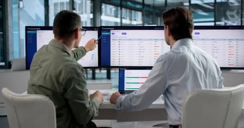 Procurement Manager Reviews Digital Software Solutions For Optimizing Supply  Stockfoto's