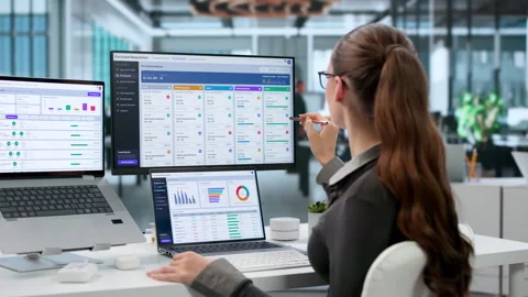 Procurement Manager Reviews Purchase Order Approval Workflow Vidéo 344713638