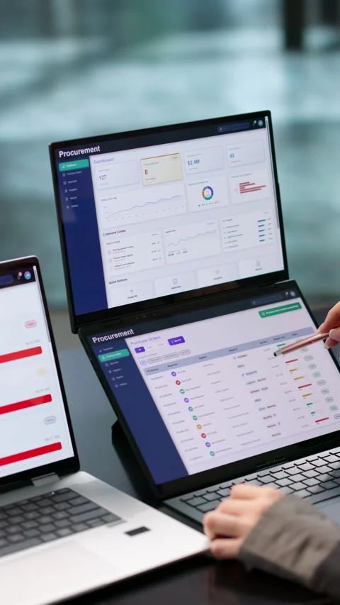 Procurement Manager Reviews Supplier Contracts Vidéo 344715283