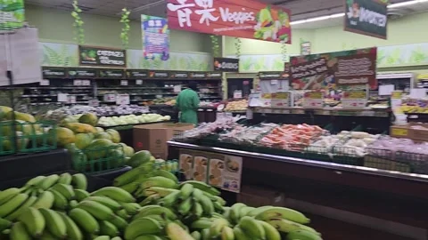 Produce section at Don Quijote during power outage on August 16, 2026 库存影片 342575847