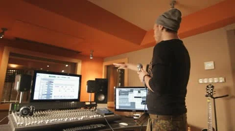 Producer explaining something in recording studio - tracking shot 스톡 동영상 21517507