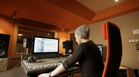 Producer working in recording studio - tracking shot 스톡 동영상 21522590
