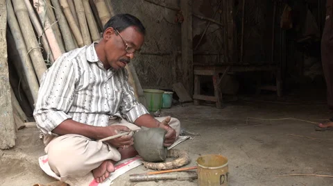 Producing heads for clay effigies in a workshop in Kumartuli in Kolkata Stock Footage 48785323