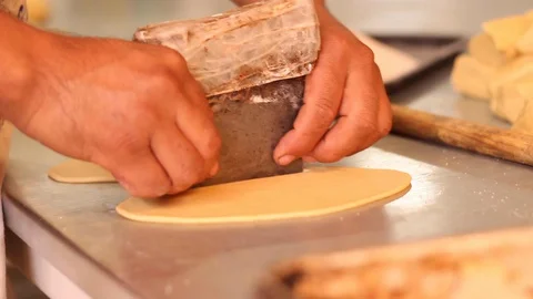 Producing sweet Mexican bread Vídeos de archivo 130084382
