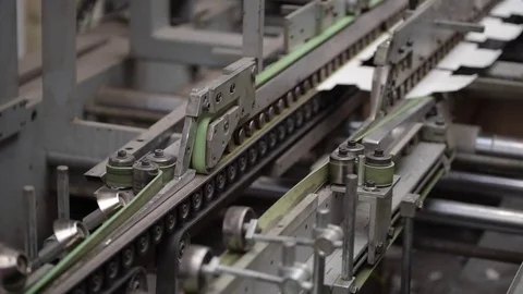 Product packaging being folded by machine on conveyor belt Video stock 78672161