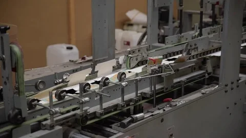 Product packaging being folded by machine on conveyor belt Video stock 78672176