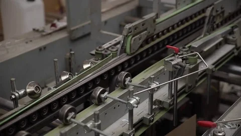 Product packaging being folded by machine on conveyor belt Video stock 78672192
